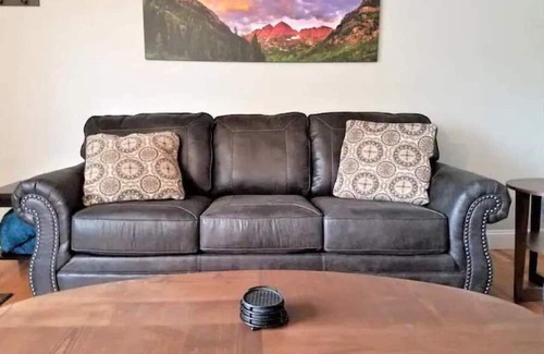 Jefferson Park House | Near MileHigh/Pepsi Cntr A/C W/D Parking King bed