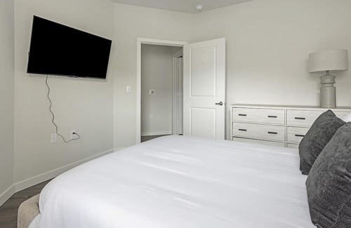Spring Branch East Apartment | Modern Apartment in Prime Location (ID1403X432)
