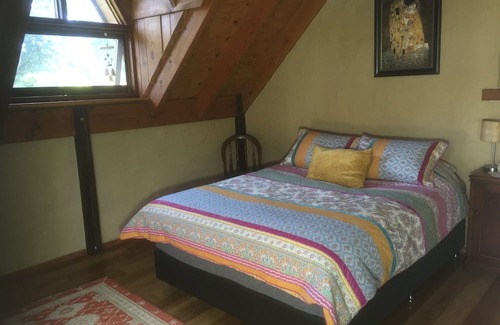 Kinglake Cottage | Rustic mud brick cottage