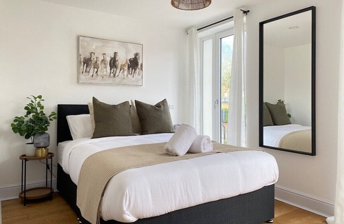 Epsom Apartment | Modern Luxury Flat With Sofa Bed in Epsom/Surrey