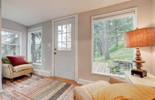 Kerr Gulch House | The Red House by the Lake