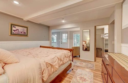 Kerr Gulch House | The Red House by the Lake