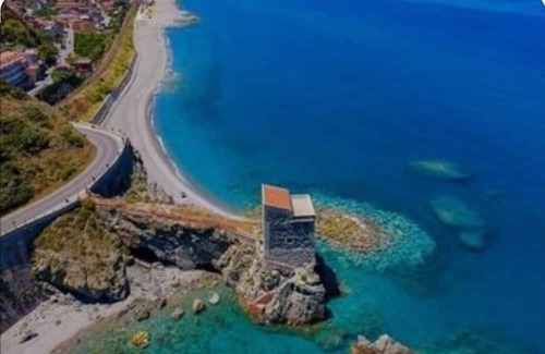 Sant'Angelo di Brolo House | Holiday Home 'Arcaloro Resort Rooms Infinito' with Sea View, Wi-Fi and Air Conditioning