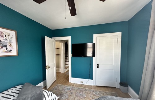 Bedford House | The Cozy Cottage in Bedford. Perfect for a friendly getaway or business stay!