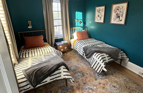 Bedford House | The Cozy Cottage in Bedford. Perfect for a friendly getaway or business stay!