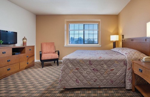 Nice House | Enjoy Clear Lake with the family in this resort 2BD condo with resort boat dock
