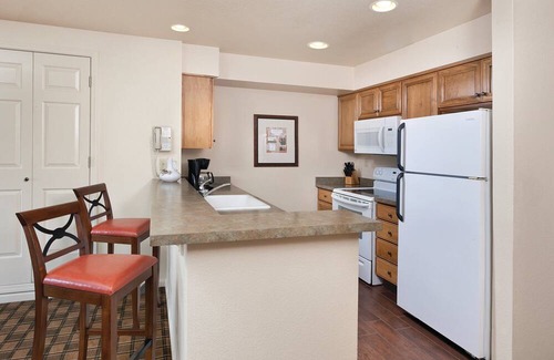 Nice House | Enjoy Clear Lake with the family in this resort 2BD condo with resort boat dock