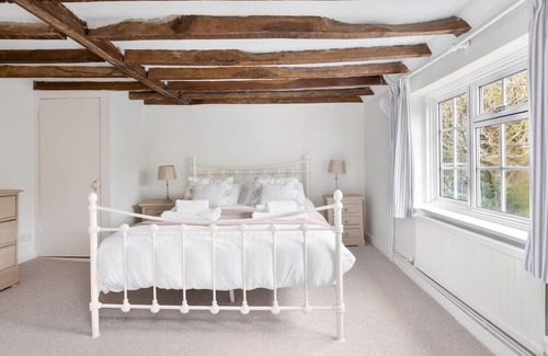 Steyning House | The Milkhouse - Baking and wreath making workshops on site