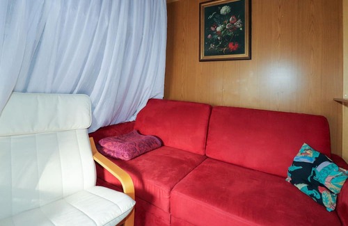 Rust House | Look forward to a relaxing break in this mobile home by the lake.