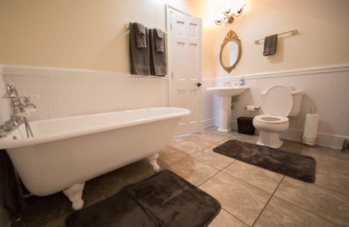 Forest Cottage | Charming Stable Cottage Located on West Manor Estate