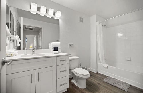Glendale Sports and Entertainment District Apartment | CozySuites Glendale walk to stadium w/ pool & gym!