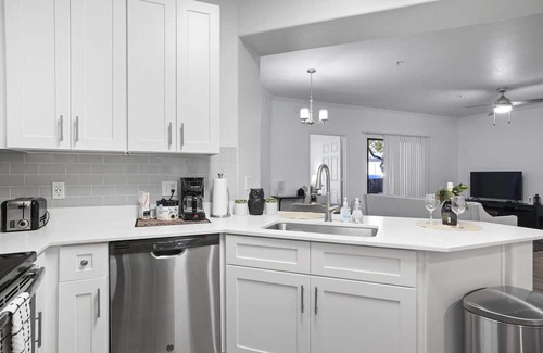 Glendale Sports and Entertainment District Apartment | CozySuites Glendale walk to stadium w/ pool & gym!
