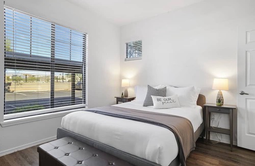Glendale Sports and Entertainment District Apartment | CozySuites Glendale walk to stadium w/ pool & gym!