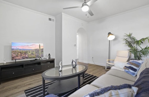 Glendale Sports and Entertainment District Apartment | CozySuites Glendale walk to stadium w/ pool & gym!