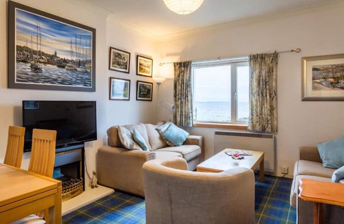 Brodick Apartment | Beach Front Flat, Brodick