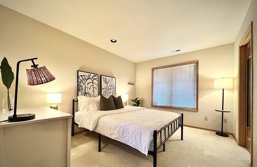 Federal Way House | Beautiful Spacious 4 BR Home w/Kings & Queen Beds!