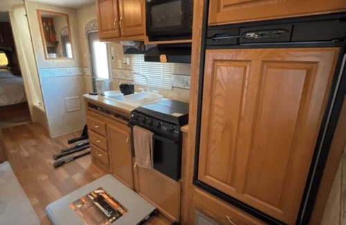 Crystal Falls RV Rental | 2006 Jayco JayFlight- Lakeside Adventures