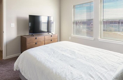 Brooks City Base Apartment | Landing at The Anderson at Brooks - 2 Bedrooms in Stinson Airport Vicinity