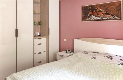 Fontaine-de-Vaucluse House | Nestled in the scenic hills of Fontaine de Vaucluse, this holiday home with a private enclosed pool