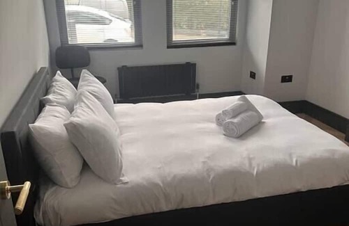 Crofton Park Apartment | Beautiful 3BD Designer Apartment