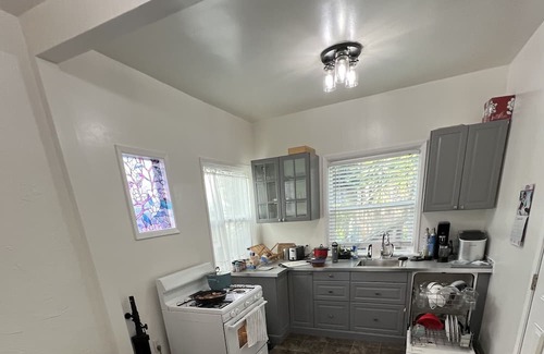 South Berkeley House | Beautifully Landscaped Furnished Convenient Berkeley Home