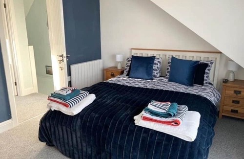 Bridgend Cabin | Orchard Lodge -Coastal Retreat, new build, village views, private garden/terrace