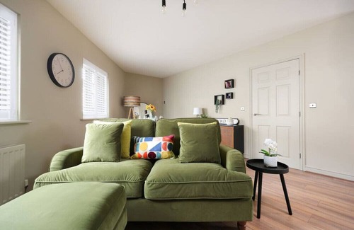 Malmesbury Apartment | Stylish Flat With Sofa Bed in Malmesbury!