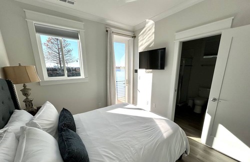 Wilmington Historic District Boat Rental | Napa at The Cove - Luxury Houseboat in Wilmington, NC