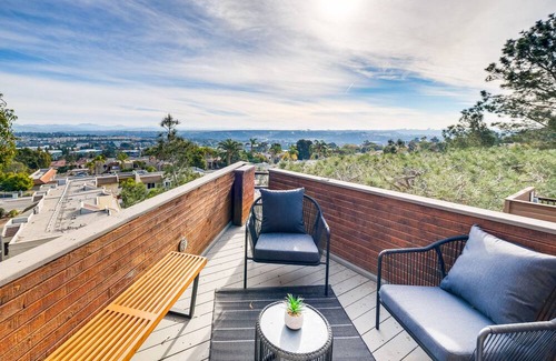 Del Mar Heights Cottage | Stunning Del Mar Home w/Deck: 1 Mi to Beach!