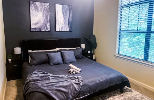 Executive Park Apartment | Airy 2 King Bed Suite—Mins to Uptown Charlotte!