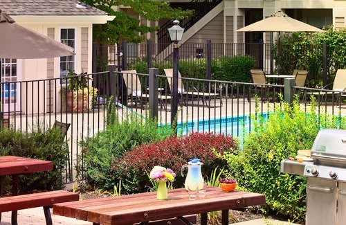 Houston House | Perfect for Groups! Spacious Unit w/ Kitchen, Outdoor Pool, Free Bfast & Parking