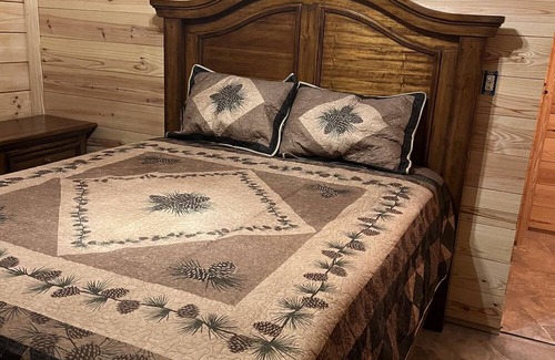 Wing Cabin | Rustic and Elegant log cabin nestled in the Conecuh National Forest.