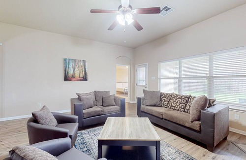 Speyside House | Northeast Austin home with enclosed yard, single-story interior, AC, & W/D