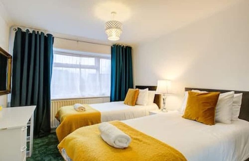 Tilehurst House | Quaint 4-Bedroom Retreat in Reading with Parking