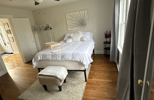 Elmhurst House | New! Affordable Elmhurst Home minutes from Airport