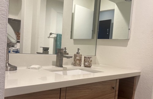Deepwell Estates Condo | SmokeTree racket club condo in the heart of Palm Springs