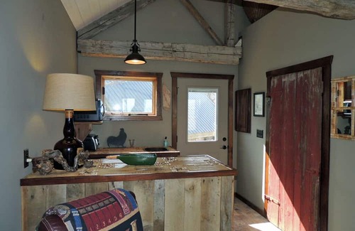 Treloar Bed & Breakfast | Wine Haus: charming cottage with breathtaking views of the Missouri River!!