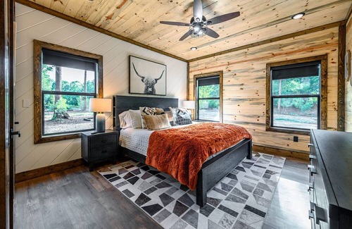 Broken Bow Cabin | NEW! RIVERFRONT-DIRECT ACCESS TO WATER-PIER & GRAVEL ROAD MOUNTAIN FORK LANDING