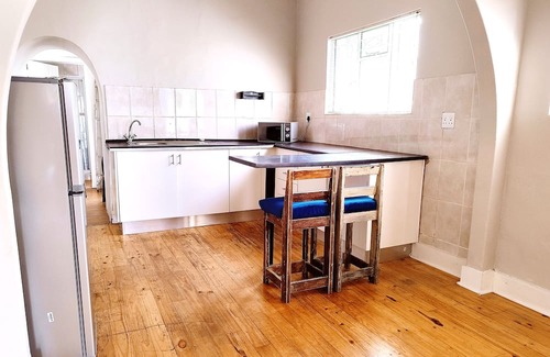 Port Elizabeth Central House | Located at the doorstep of the harbour with a seaview