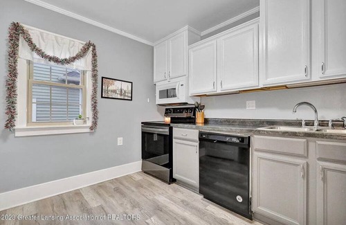 Lansing House | Cozy 3 bed 2 bath near MSU and Sparrow Hospital