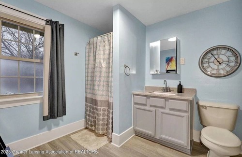 Lansing House | Cozy 3 bed 2 bath near MSU and Sparrow Hospital