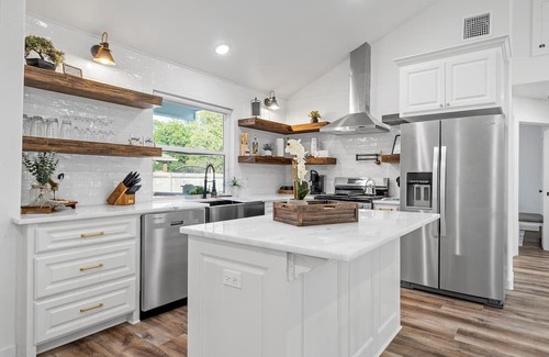 University House | 3BR, 2BA Modern Farmhouse. Family-friendly, wheelchair access. Central location.