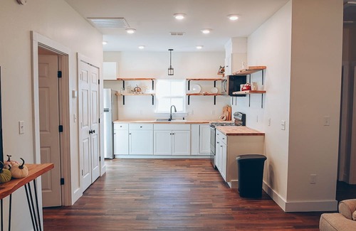 Thomasville House | Cozy cottage getaway near downtown Thomasville. Friendly to children and pets!