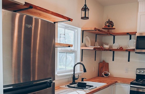 Thomasville House | Cozy cottage getaway near downtown Thomasville. Friendly to children and pets!