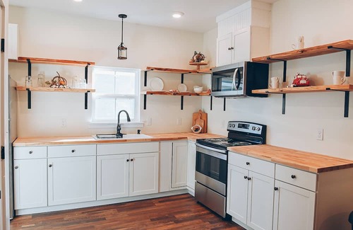 Thomasville House | Cozy cottage getaway near downtown Thomasville. Friendly to children and pets!