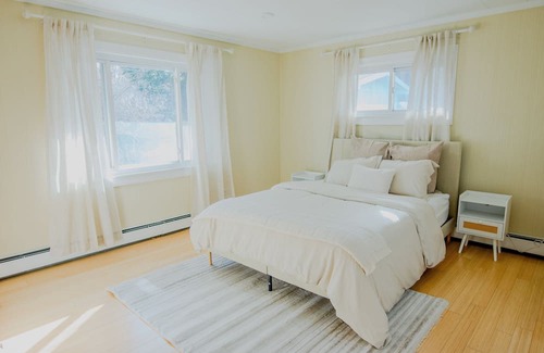 Rochelle Park House | Spacious 3 BED / 3 BATH - Close to NYC w/ Pool & Hot Tub
