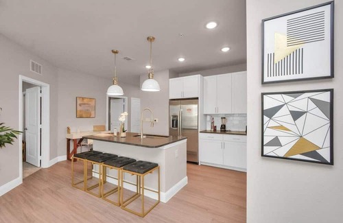 Clear Lake Shores Apartment | The Golden Treasure near Kemah Boardwalk and NASA