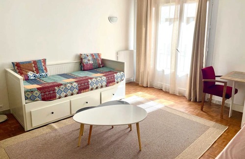 Suresnes Apartment | Homerez - Beautiful studio for 2 ppl. at Suresnes
