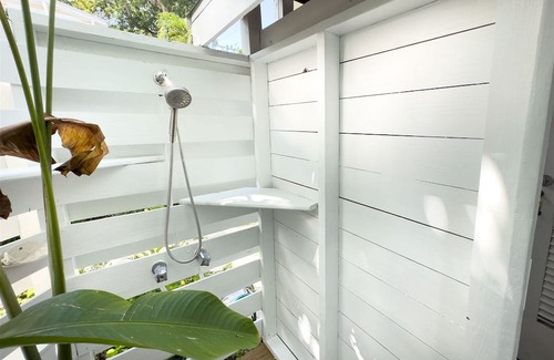 White Street Gallery District House | Amanda`s Garden Getaway 3 BR / 2 BA with shared large pool