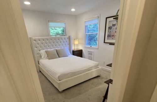 Westport House | Pool heaven 5 minutes away from the beach! Bring the whole family: pet friendly!
